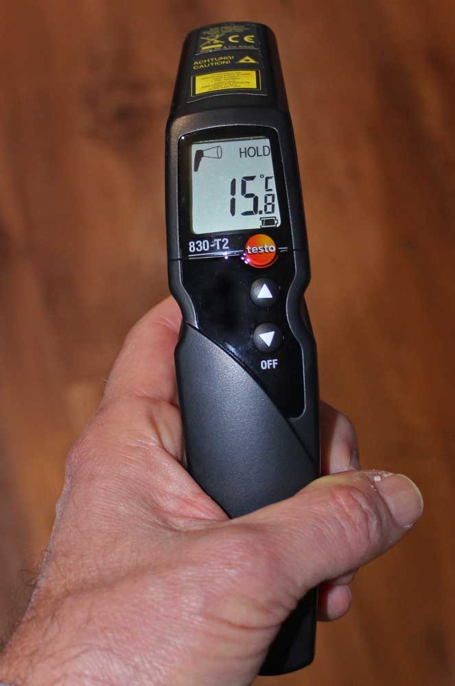 Thermomètre thermique infrarouge à visée laser vue de l'affichage à cristaux liquides